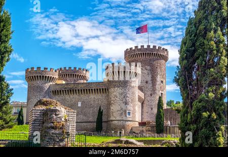 Die Festung Rocca Pia in Tivoli - Italien an einem sonnigen Frühlingstag - ein Wahrzeichen in der Nähe von Rom in Latium Stockfoto