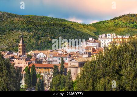 Italienische Stadt Tivoli mit Panoramablick in der Nähe von Rom in Latium, umgeben von einem üppigen Wald Stockfoto