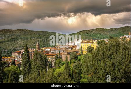 Italienische Stadt Tivoli in der Nähe von Rom mit dramatischem stürmischen Himmel Stockfoto