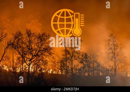 Waldbrände setzen CO2-Emissionen und andere Treibhausgase (THG) frei, die zum Klimawandel beitragen. Stockfoto