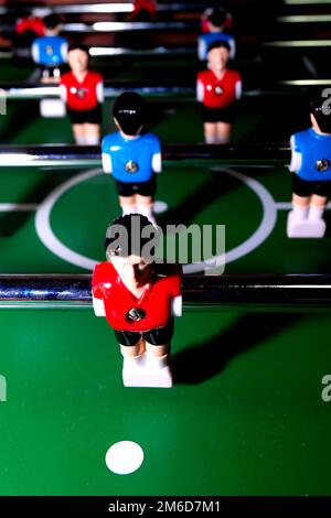 Arcade-Tischfußball mit Werkzeugen zum Spielen für Büro- und Heimspiele. Stockfoto