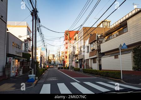 Tokio, Japan. 25. November 2022. Eine Wohngegend in Nakano. Japan reißt aufgrund der Erdbebengefahr häufig alte Gebäude ab und ersetzt sie durch neue Bauten. Es ist üblich, dass der Wert von Miete und Immobilien sinkt, je älter ein Gebäude wird, im Gegensatz zu Amerika.Japan hat sich nach über zwei Jahren Reiseverboten aufgrund der COVID-19-Pandemie vor kurzem wieder für den Tourismus geöffnet. Der Yen hat gegenüber dem US-Dollar stark abgeschrieben, was zu wirtschaftlichen Turbulenzen für den internationalen Handel und die japanische Wirtschaft geführt hat. Auch Japan erlebt jetzt täglich einen Hauch von Liebe Stockfoto