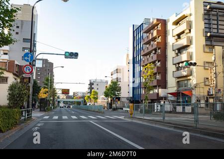 Tokio, Japan. 25. November 2022. Eine Wohngegend in Nakano. Japan reißt aufgrund der Erdbebengefahr häufig alte Gebäude ab und ersetzt sie durch neue Bauten. Es ist üblich, dass der Wert von Miete und Immobilien sinkt, je älter ein Gebäude wird, im Gegensatz zu Amerika.Japan hat sich nach über zwei Jahren Reiseverboten aufgrund der COVID-19-Pandemie vor kurzem wieder für den Tourismus geöffnet. Der Yen hat gegenüber dem US-Dollar stark abgeschrieben, was zu wirtschaftlichen Turbulenzen für den internationalen Handel und die japanische Wirtschaft geführt hat. Auch Japan erlebt jetzt täglich einen Hauch von Liebe Stockfoto