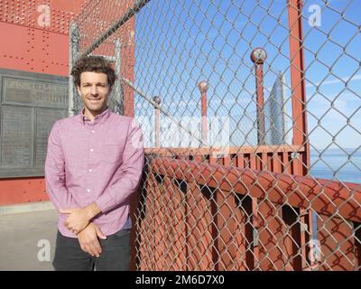 San Francisco, USA. 14. Dezember 2022. Der Sprecher des Bridge District Paolo Cosulich-Schwartz steht auf der Golden Gate Bridge. Majestätisch erstreckt sich die Golden Gate Bridge majestätisch über das „Golden Gate“, den Eingang zur San Francisco Bay. Als im Januar 1933 - vor 90 Jahren - der Boden gebrochen wurde, zweifelten viele an dem ehrgeizigen Projekt. Die Bauarbeiten sind heute noch im Gange. (Zu dpa-Korr „Bold Technology in orange-Red - Construction of the Golden Gate Bridge before 90 years“ - Wiederholung vom 31. Dezember 2022) Kredit: Barbara Munker/dpa/Alamy Live News Stockfoto