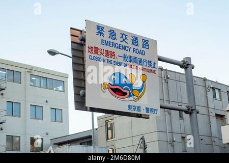 Tokio, Japan. 25. November 2022. Ein Schild mit der Bezeichnung der Erdbeben-Evakuierungsroute in Nakano. Ein Wels-Maskottchen wird verwendet, um Erdbebengefahren darzustellen, da die japanische Mythologie die Ursprünge der Erdbeben Namazu zuschreibt, einem riesigen Welsen-Geist, der unterirdisch schwimmt. Japan reißt aufgrund der Erdbebengefahr häufig alte Gebäude ab und ersetzt sie durch neue Bauten. Es ist üblich, dass die Werte von Mieten und Immobilien sinken, je älter ein Gebäude wird, im Gegensatz zu Amerika.Japan hat sich nach über zwei Jahren Reiseverboten aufgrund der COVID-19-Pandemi vor kurzem wieder für den Tourismus geöffnet Stockfoto