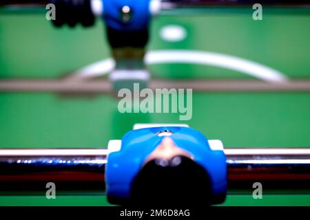 Arcade-Tischfußball mit Werkzeugen zum Spielen für Büro- und Heimspiele. Stockfoto