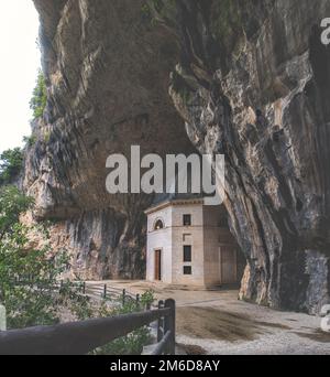 Kirche im Inneren der Höhle - Italien - Marken - Valadier-Tempelkirche in der Nähe der Frasassi-Höhlen in Genga Ancona Stockfoto