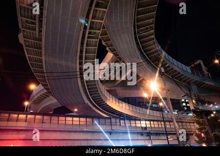 Tokio, Japan. 25. November 2022. Autobahnüberführung in Tokio. Autobahn, Autobahn, Road Trip, urbane Autobahn. Energie, fossile Brennstoffe, Nachhaltigkeit. Japan hat sich nach mehr als zwei Jahren Reiseverboten aufgrund der COVID-19-Pandemie vor kurzem wieder für den Tourismus geöffnet. Der Yen hat gegenüber dem US-Dollar stark abgeschrieben, was zu wirtschaftlichen Turbulenzen für den internationalen Handel und die japanische Wirtschaft geführt hat. Auch Japan erlebt derzeit täglich mehr als 100.000 neue COVID-19-Fälle, wobei Tokio etwa ein Fünftel der durch das SARS-CoV-2-Virus verursachten Fälle ausmacht. (Glaubwürdigkeit Stockfoto