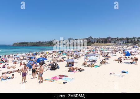 Legendärer Bondi Beach in den östlichen Vororten von Sydney, blauer Himmel am Sommertag 2023, Menschenmassen strömen zum Strand, Sydney, NSW, Australien Stockfoto