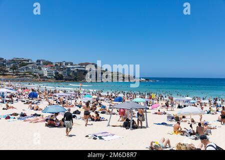 Legendärer Bondi Beach in den östlichen Vororten von Sydney, blauer Himmel am Sommertag 2023, Menschenmassen strömen zum Strand, Sydney, NSW, Australien Stockfoto