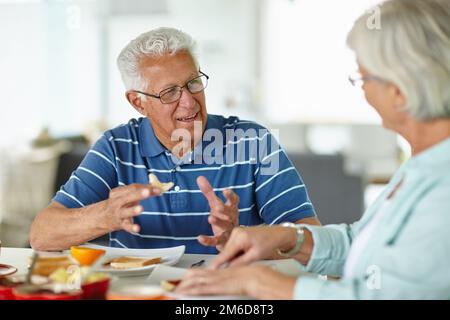 Das ist der beste Start in den Tag. Ein Seniorenpaar, das Frühstück isst. Stockfoto
