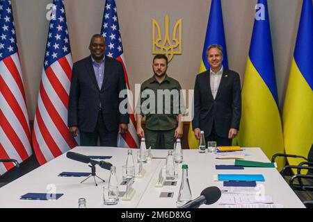 USA Verteidigungsminister Lloyd Austin III, Links und USA Außenministerin Antony Blinken, rechts, reiste am 24. April nach Kiew, Ukraine, 2022, Treffen mit dem ukrainischen Präsidenten Volodymyr Zelenskyy. (DoD-Foto) Stockfoto