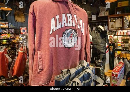 Die University of Alabama Merchandise im Cracker Barrel Old Country Store in Jasper, Alabama. (USA) Stockfoto
