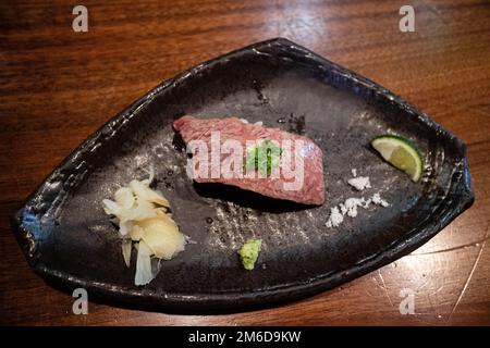 Detaillierte Aufnahme von Nikuzushi in einem erstklassigen japanischen Restaurant Stockfoto
