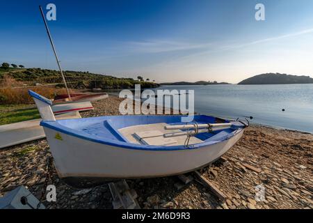 Port Lligat, Spanien, kleine traditionelle Fischerboote. In einem kleinen mediterranen Dorf. Stockfoto