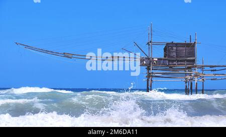 Trabocchi Küste der Abruzzen mit großen Wellen auf rauer See - Italien - eine trabucco ist ein altes Angeln Maschinen berühmt in Süd Italien meer Stockfoto