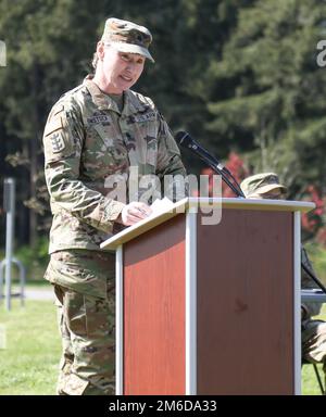 LT. Oberstleutnant V. Renae Binstock-Rieske, der ankommende Befehlshaber des 1. Bataillons, 356. Regiment, spricht während der Zeremonie zum Kommandowechsel vor dem Hugo Army Reserve Center, 24. April, in JBLM, Washington, vor einem Publikum. Stockfoto