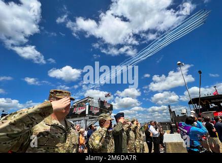 Generalleutnant Tony Bauernfeind, Vizekommandeur des US-Sondereinsatzkommandos und andere Flugzeuge salutieren während der Nationalhymne und der Überführung auf der Talladega Superspeedway am 24. April 2022 in Alabama. Der General besuchte das NASCAR-Rennen, wo er eine Vereidigung für 14 Future Airmen veranstaltete. Bauernfiend nahm auch an Aktivitäten vor dem Rennen Teil, fuhr in einem Pace Car über die 2,66 km lange Strecke und sah zu, wie das von der Air Force gesponserte Auto Nr. 43 gegeneinander antrat und das Rennen anführte. (USA Air Force Photo/Samuel King Jr.) Stockfoto