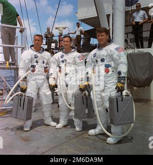 Usa. 3. Januar 2023. August 1968. Die erste Besatzung der ersten bemannten Apollo-Weltraummission, Apollo 7, steht auf dem Deck des NASA-Motorschiffs Retriever, nachdem sie sich für das Wasserauslasstraining im Golf von Mexiko aufgemacht hat. Links nach rechts sind die Astronauten R. WALTER CUNNINGHAM, DONN F. EISELE und WALTER SCHIRRA JR. Walter Cunningham, ein pensionierter NASA-Astronaut und Pilot des ersten Besatzungsflugs im berühmten Apollo-Programm der Weltraumorganisation, starb am frühen Dienstagmorgen im Alter von 90 Jahren. Kredit: NASA/ZUMA Press Wire Service/ZUMAPRESS.com/Alamy Live News Stockfoto