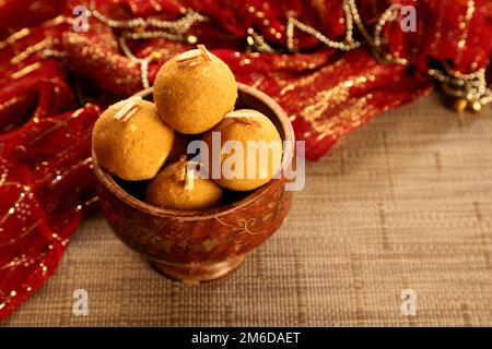 Traditionelles indisches Süßes - runde Kugeln aus Gram-Mehl Stockfoto