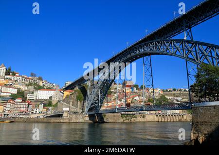 Brücke Dom Luis I über den Fluss Douro in Porto Stockfoto