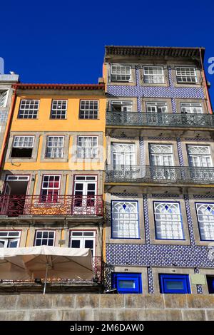 Traditionelle Fassaden, farbenfrohe Architektur in der Altstadt von Porto Stockfoto