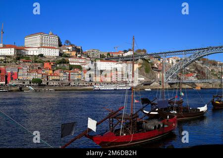 Traditionelle Rabelo-Boote, die Skyline von Porto, der Fluss Douro und die Eisenbrücke Dom Luis oder Luiz. Porto