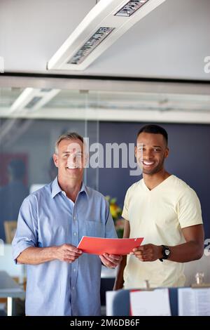 Die Vorstellungskraft bringt Sie überall hin. Zwei Fachleute, die in einem Büro zusammenarbeiten. Stockfoto