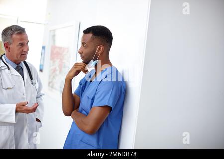 Das war ein Akt der Natur... ein Arzt und ein Chirurg hatten ein schwieriges Gespräch. Stockfoto