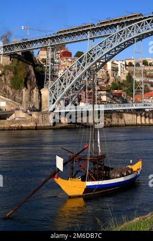 Traditionelle Rabelo-Boote, die Skyline von Porto, der Fluss Douro und die Eisenbrücke Dom Luis oder Luiz. Porto Stockfoto