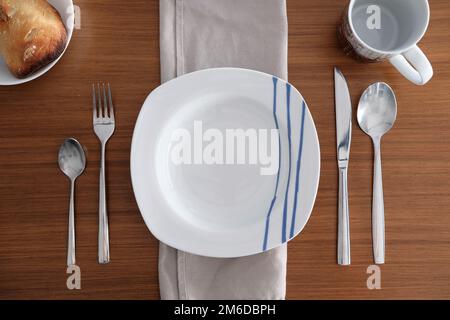 Tischset für ein Diner auf einem Holztisch Stockfoto