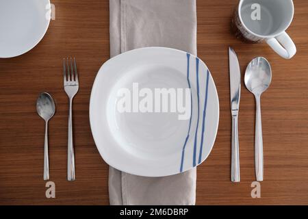 Tischset für ein Diner auf einem Holztisch Stockfoto