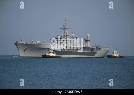 HAFEN VON DSCHIBUTI, Dschibuti (24. April 2022) das Kommando- und Kontrollschiff Litoral der Blue Ridge-Klasse USS Mount Whitney (LCC 20) trifft im Hafen von Dschibuti ein, um einen Besuch im Bereich Nachhaltigkeit und Logistik zu Unternehmen, der von der Versorgungsabteilung N4 des Lagers Lemonnier, Dschibuti, unterstützt wird. Stockfoto