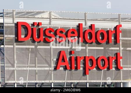 DUS-Logo am Flughafen Düsseldorf Stockfoto