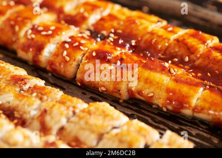 Aale werden geteilt und in Soja gegrillt, gegrillte Aale Stockfoto