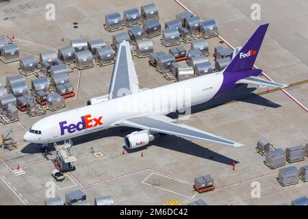 FedEx Express Boeing 767-300F Flugzeug Los Angeles Flughafen Luftaufnahme Stockfoto