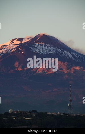 Der schneebedeckte Vulkan Ätna und das Stadtzentrum von Catania bei Sonnenuntergang, vom Aussichtspunkt in Sizilien, Italien Stockfoto