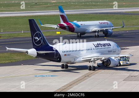 Lufthansa und Eurowings Airbus Flugzeuge Düsseldorf Flughafen Stockfoto