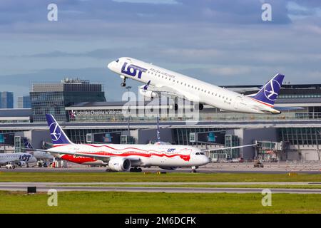 LOT Polish Airlines Embraer 195 Flugzeug Warschau Flughafen Stockfoto