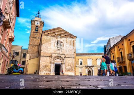 Italia Kirche plaza People Straße der Vasto Kathedrale - Duomo di Vasto oder Concattedrale di San Giuseppe - Wahrzeichen der Abruzzen - Ital Stockfoto