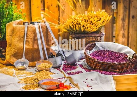 Scheunenbau Innentisch mit Getreidekörnern Pfanne Bauernhof Korn traditionelle Hülsenfrüchte landwirtschaftlicher Hintergrund Stockfoto