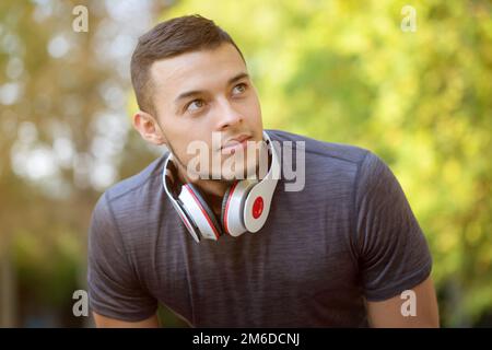 Ein junger latino-Läufer, der aufblickt und an Sport denkt, Training, Fitness, Workout, Kopierraum Stockfoto