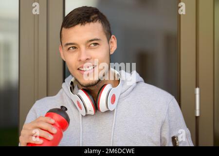 Sport trainiert jungen latein Trinkwasserläufer, der Kopierraum aufsucht Stockfoto