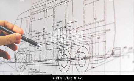 Blueprint-Monitor einer Hand mit Stift erkläre den Plan eines Van-Fahrzeugs auf dem Bildschirm Stockfoto