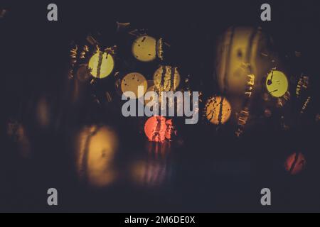 Ampel durch das Fenster in einer regnerischen Nacht Stockfoto
