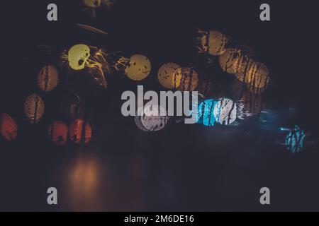 Ampel durch das Fenster in einer regnerischen Nacht Stockfoto