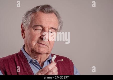 Ältere Menschen mit Hörgeräten isoliert Stockfoto