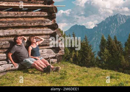 Ein junges Paar genießt die Aussicht auf die österreichischen alpen Stockfoto
