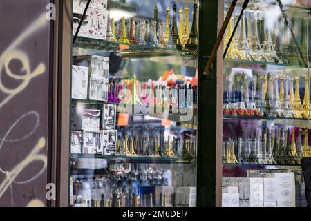 Souvenirs aus Paris. Kleine Eiffeltürme in verschiedenen Farben und Formen Stockfoto