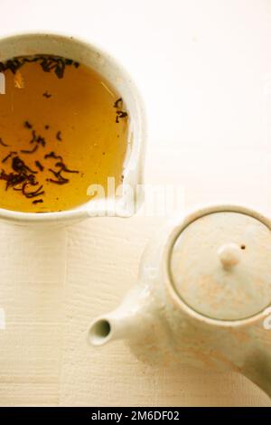 Pürieren Sie Tee in einer traditionellen Teetasse Stockfoto